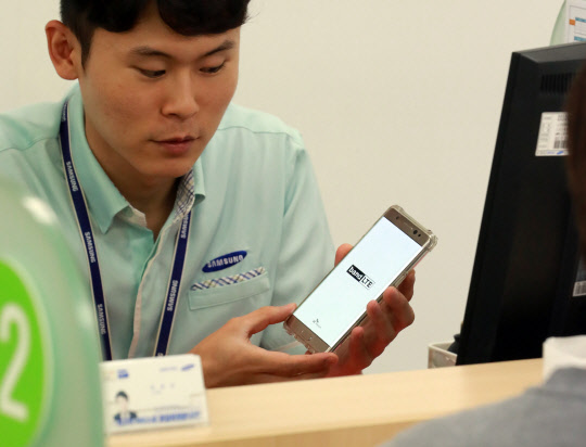 11일 서울 시내 한 삼성전자 휴대폰 서비스센터에서 갤럭시 노트7 사용자가 직원과 상담하고 있다. 삼성서비스센터는 불안해하는 노트7 사용자들을 위해 주말에도 노트7 기기 점검과 대여폰 지급 업무를 보고 있다.